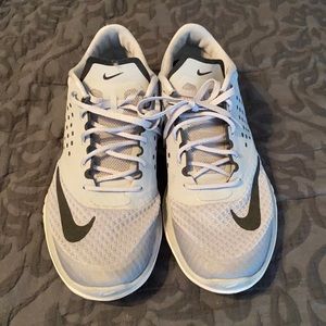 Men’s size 11 Nike tennis shoe